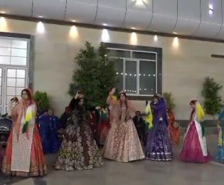 جشن سالیانه صندوق قرض‌الحسنه امام زمان قشقایی تابستان ۱۴۰۱<br>اجرای هلی توسط استاد کیوان سلمانی زاده